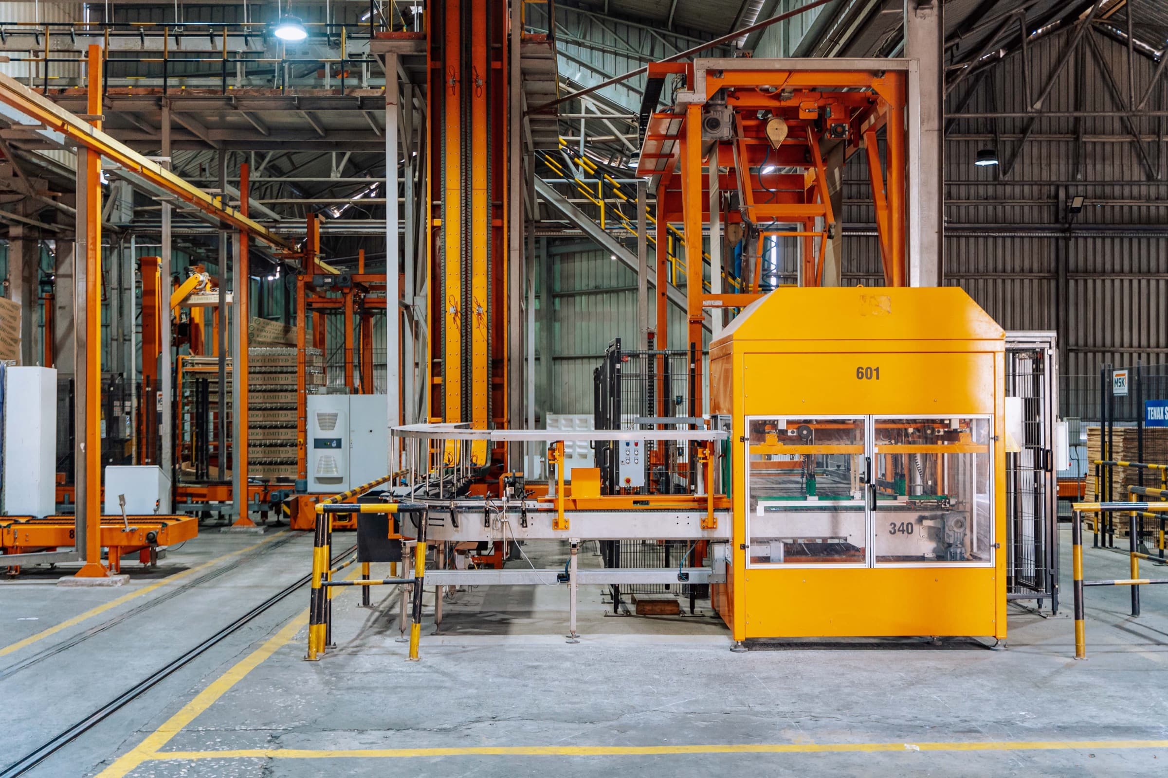 Línea de producción automatizada dentro de una planta